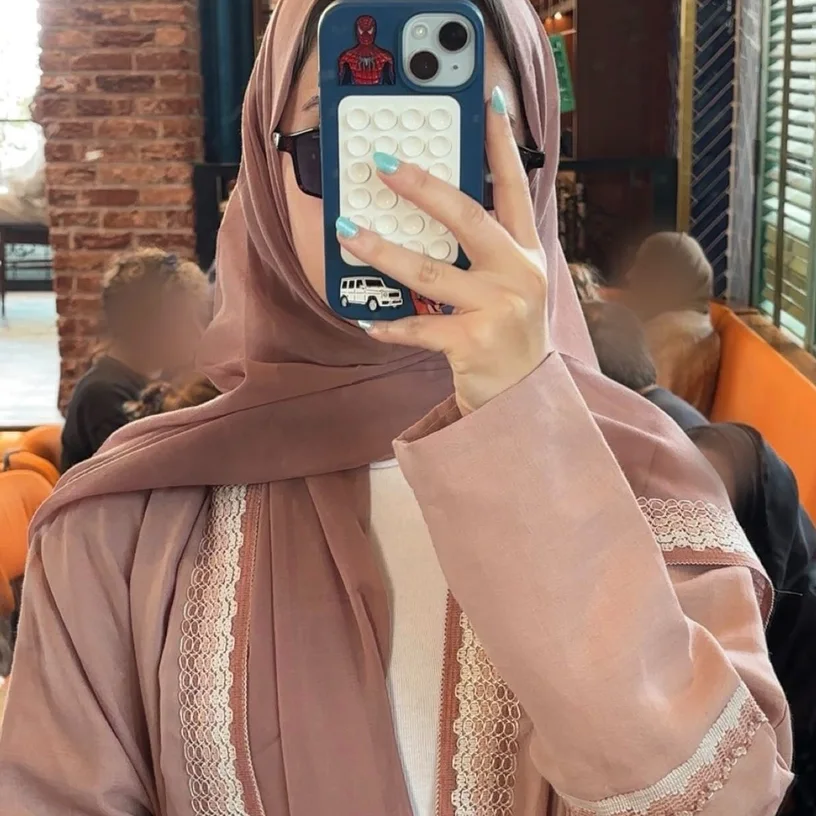 عبايات ملوّنة