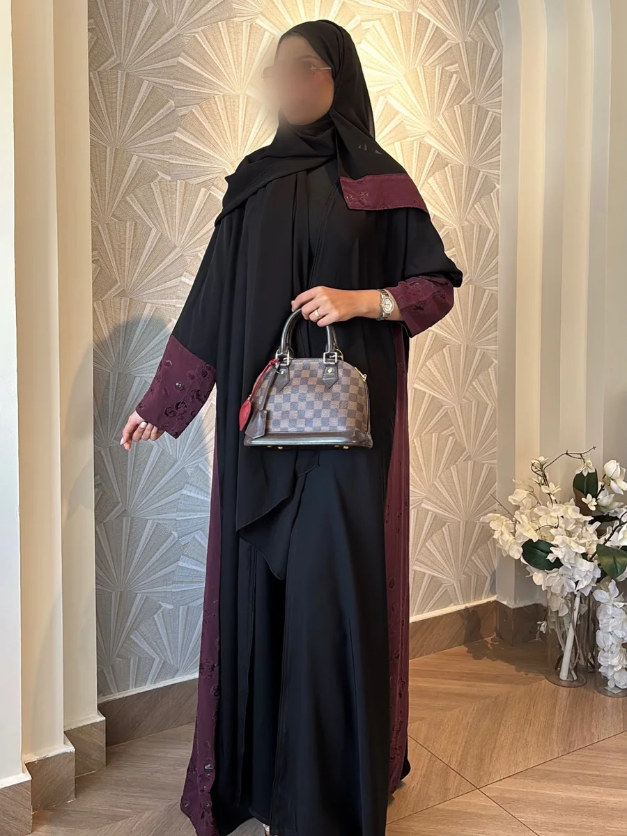 عباية بلوحة عنابية مطرزة