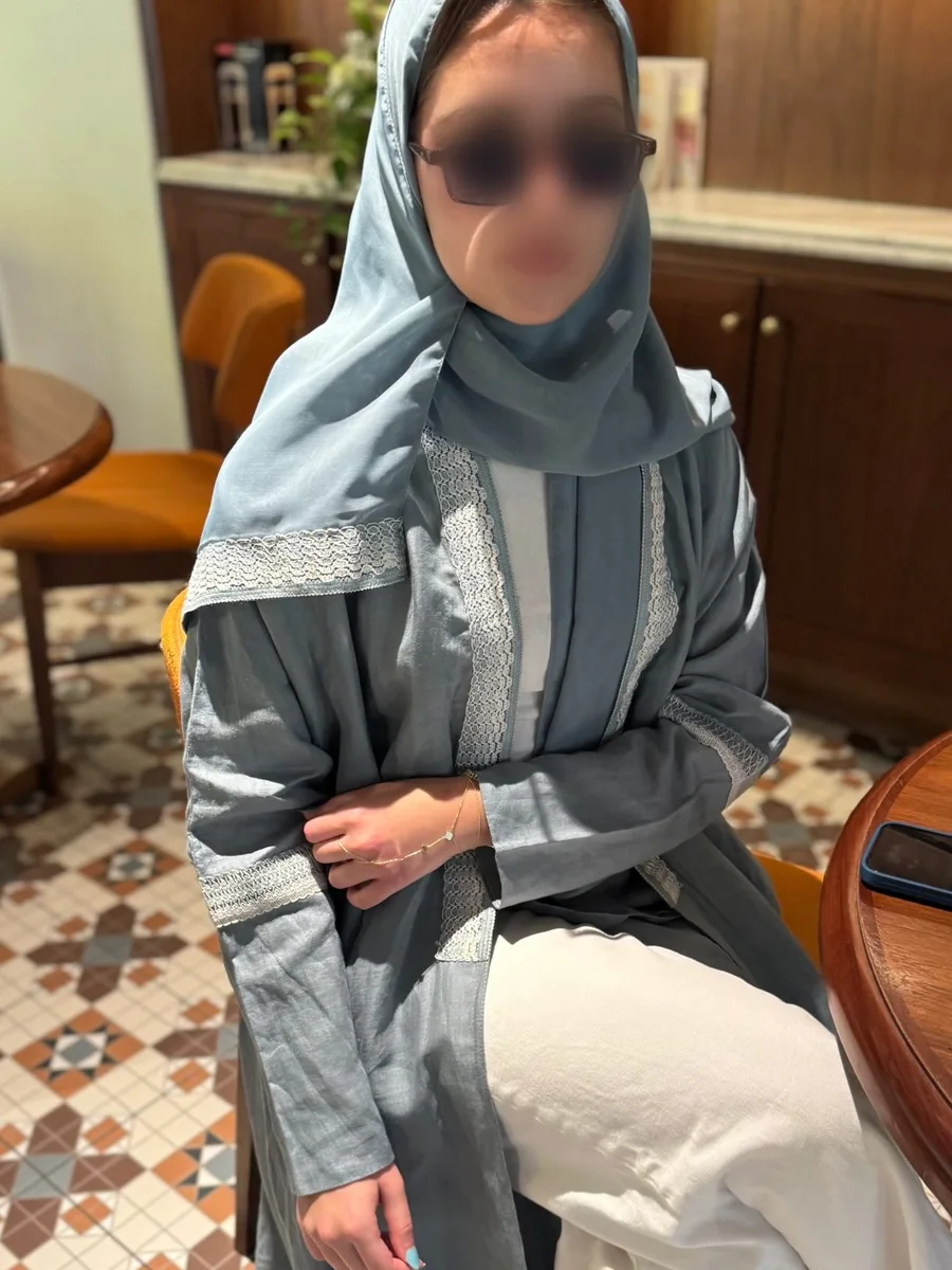عباية رمادية بأطراف دانتيل