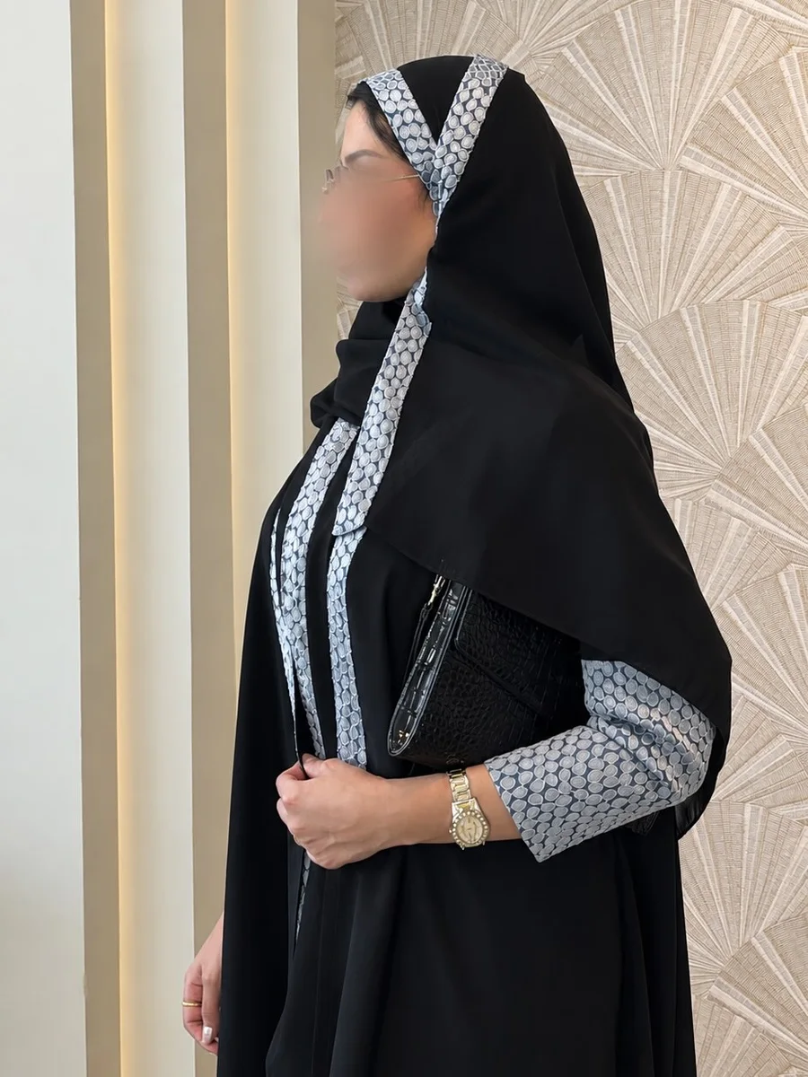 عباية سوداء بأطراف منقوشة