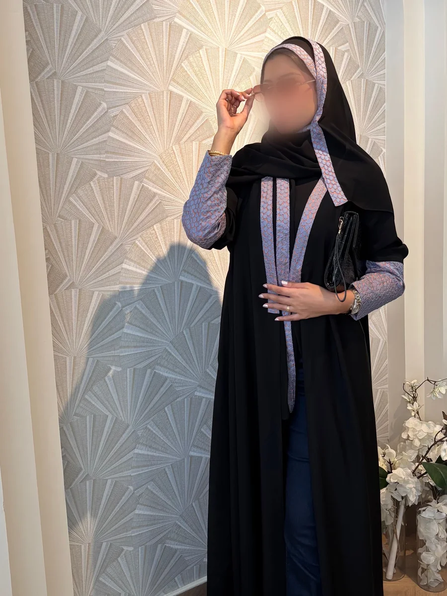 عباية سوداء بأطراف ليلكية