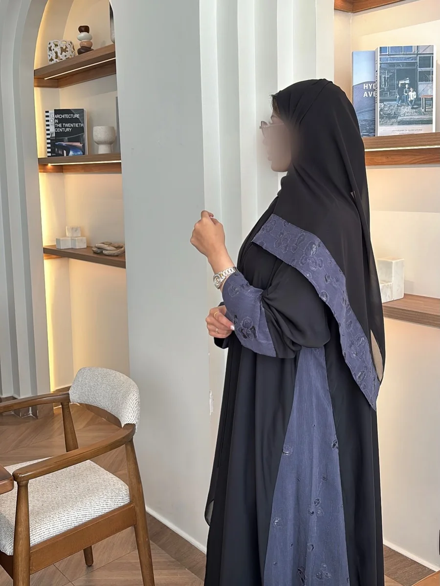 عباية بلوحة كحلية مطرزة