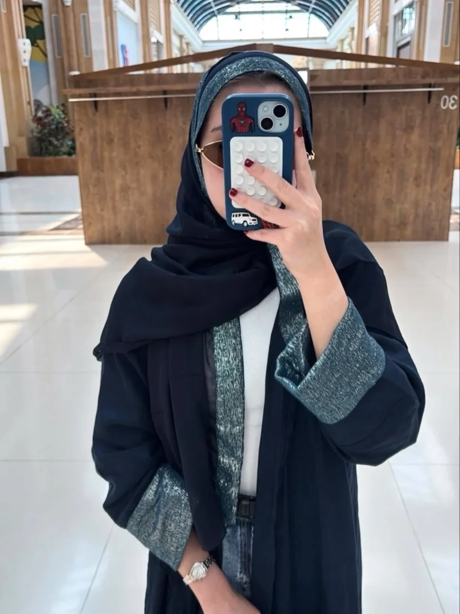 عباية كحلية بأطراف لامعة